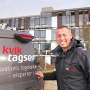 Thomas barker der står ved vores bil